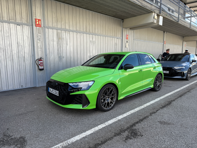 Vue 3/4 avant d'une Audi RS3 Sportback verte